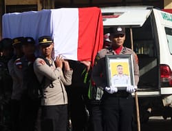 Gugur dalam Tugas, Jenazah Bripka Anumerta Ronald M. Enok Diterbangkan ke Jayapura dan Dimakamkan di Sentani