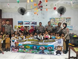 Polisi Sahabat Anak Satlantas Polres Pelabuhan Tanjung Perak Ajak Anak TK Lil Wathon Kenal Lalu Lintas Sejak Dini
