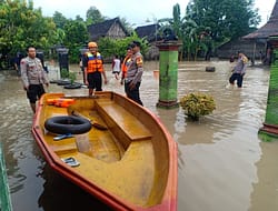 Sinergitas Polisi dan TNI Tanggap Bencana Sigap Bantu Warga Terdampak Banjir di Ngawi