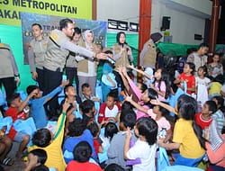 Polri Dirikan Dapur Lapangan dan Gelar Trauma Healing untuk Korban Kebakaran di Kebon Kosong