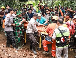 Polres Jombang Bersama TNI, Bantu Pencarian Korban Tanah Longsor
