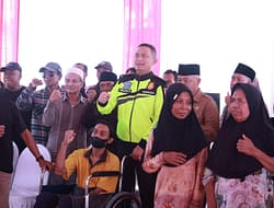 Patroli Jarak Jauh Naik Motor Kapolda Jatim Beri Bantuan Sembako Untuk Warga di Malang